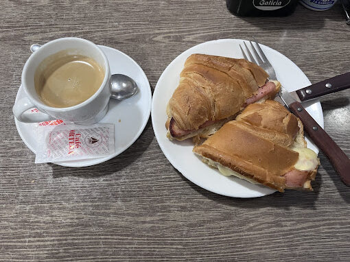 Café y Croissant de jamón y queso