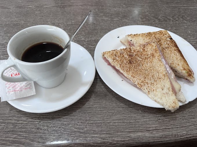 Café y Sándwich mixto
